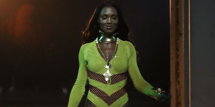 Jodie Turner-Smith camina por la pasarela y encarna el afrofuturismo en Vogue World 2025: Hollywood