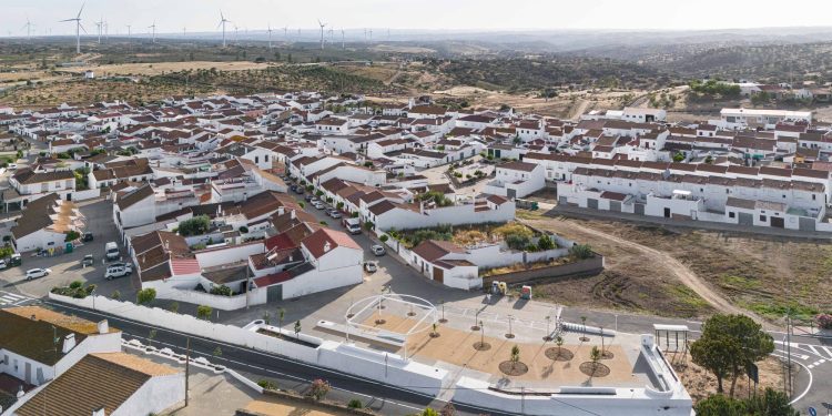 Sobre los Cercos – Plaza Clara Campoamor en San Silvestre de Guzmán / estudio veintidós