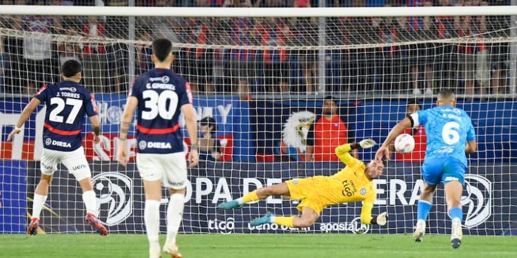 Gastón Olveira, figura del clásico, tapando dos penales a Jonatan Torres – Olimpia