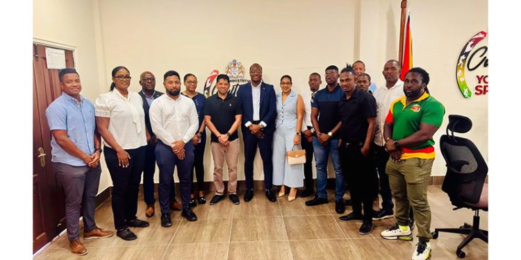 Ministro Jacobs explora programa de tutoría con ex atletas nacionales