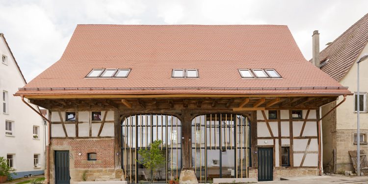 Doppelscheune – Granero en edificio residencial / KO/OK Architektur