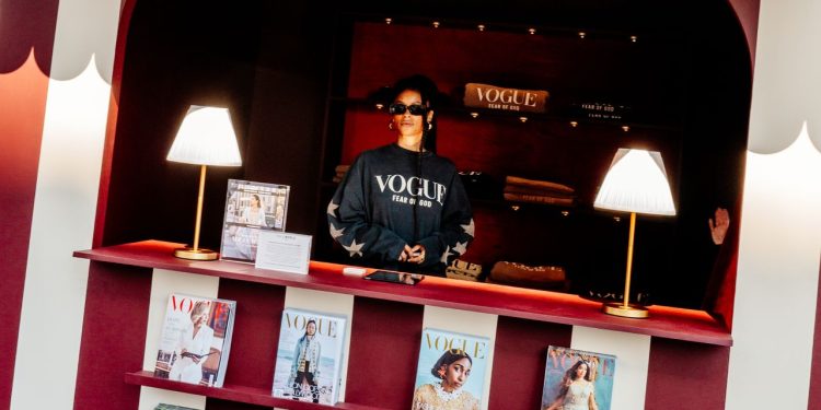 ¿Se perdió el mundo de Vogue: la ventana emergente de Hollywood? Compre la colaboración Vogue x Fear of God aquí