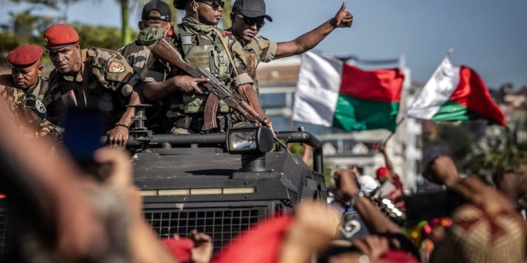 El ejército de Madagascar toma el poder después de semanas de protestas lideradas por la Generación Z