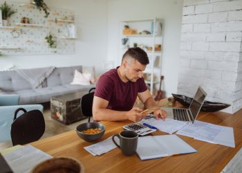 Programe las solicitudes de tarjetas de crédito en torno a facturas elevadas y bonificaciones elevadas.