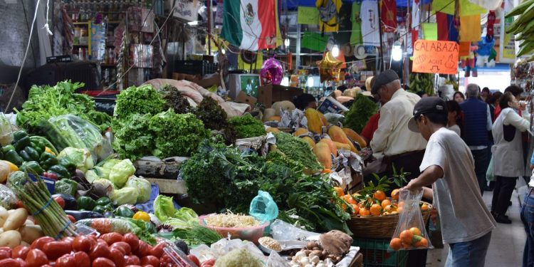 Los mejores mercados de la Ciudad de México para souvenirs, bocadillos callejeros y cerámica