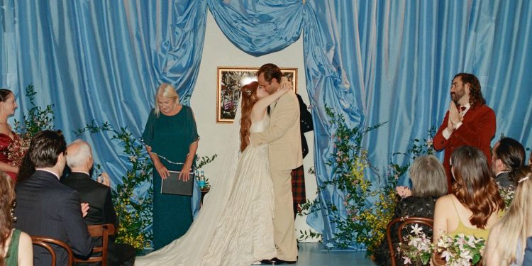 Dentro de la boda de Carly Rae Jepsen y Cole MGN en el Hotel Chelsea en la ciudad de Nueva York