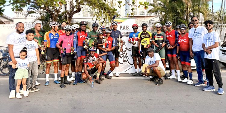 Actuaciones sólidas y espíritu comunitario destacan la carrera ciclista conmemorativa 'PAB' 2025