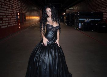 Charli xcx llega a la Gala del Museo de la Academia 2025 y al espectáculo Lorde en una noche