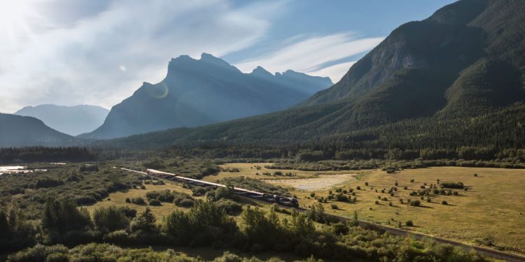 Este viaje en tren de 60 días es un viaje alrededor del mundo a bordo de 8 trenes de lujo