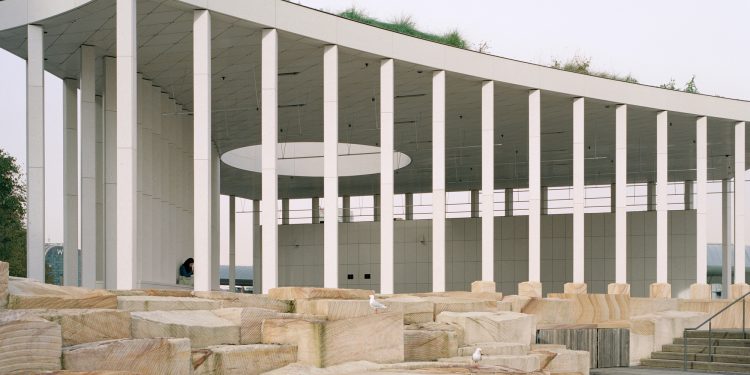 Pabellón público permanente / Besley & Spresser