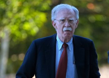 John Bolton comparece ante el tribunal mientras el exasesor de Trump se entrega acusado de mal manejo de información clasificada