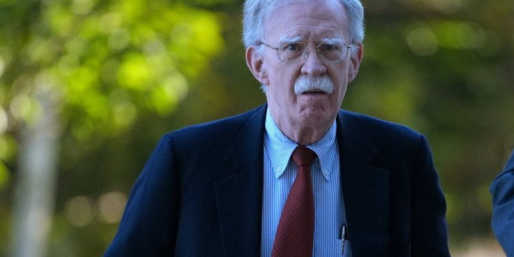 John Bolton comparece ante el tribunal mientras el exasesor de Trump se entrega acusado de mal manejo de información clasificada