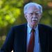 John Bolton comparece ante el tribunal mientras el exasesor de Trump se entrega acusado de mal manejo de información clasificada