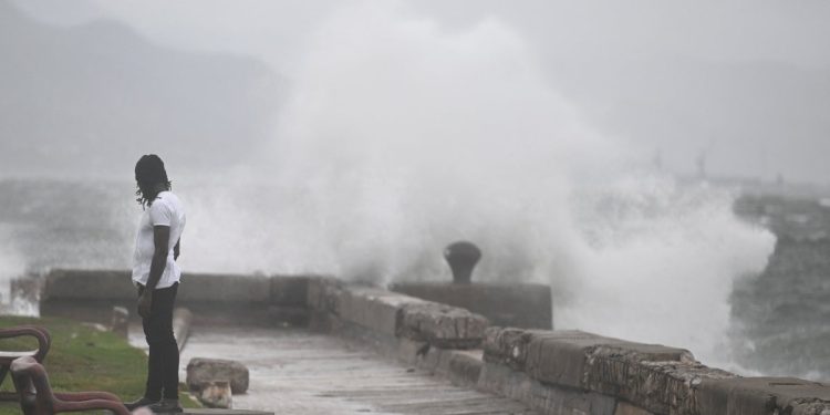 Actualizaciones en vivo del huracán Melissa: Jamaica se prepara para una tormenta de categoría 5 mientras el número de muertos aumenta a 7