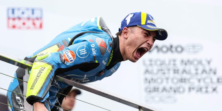 La alegría eufórica de Raúl Fernández en el podio