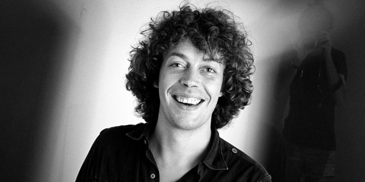 Tim Curry hace la distorsión del tiempo