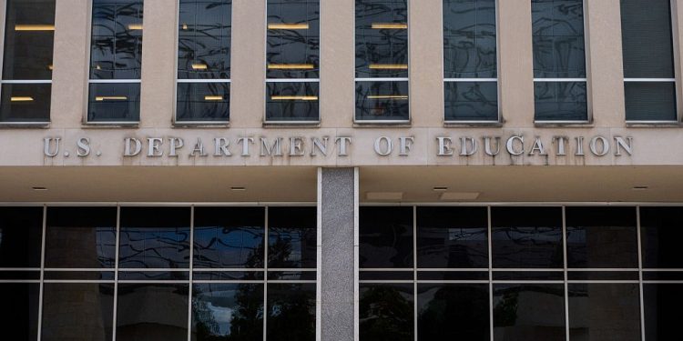 La administración Trump reanudará algunas condonaciones de préstamos estudiantiles