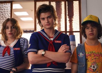 El actor de 'Stranger Things' sorprende al oficiar una boda vestido como su personaje