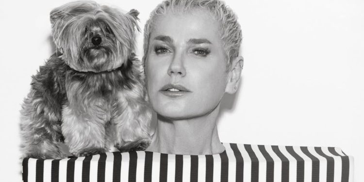 Xuxa vuelve a posar en 'topless', a sus 62 años: mira la sorprendente sesión de fotos