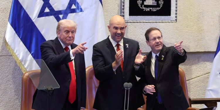 Trump da vuelta de victoria en discurso ante la Knesset