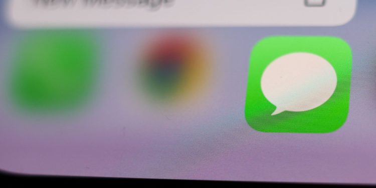 Cómo filtrar mensajes de texto de remitentes desconocidos en Mensajes de iOS 26