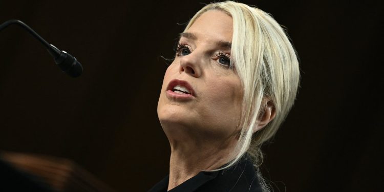 Después de un intercambio ardiente sobre los archivos de Epstein, Pam Bondi no puede responder preguntas básicas sobre los inmigrantes en Chicago