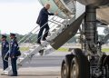Trump se vio obligado a abordar el Air Force One usando pequeñas escaleras después de que se encontró un 'puesto de caza' con línea de visión hacia el avión.