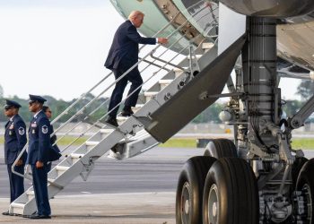 Trump se vio obligado a abordar el Air Force One usando pequeñas escaleras después de que se encontró un 'puesto de caza' con línea de visión hacia el avión.
