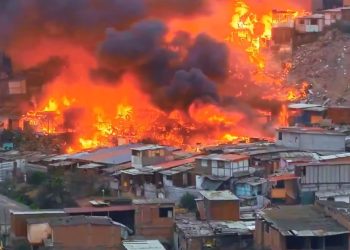 Cuatro heridos y al menos 100 viviendas siniestradas deja incendio en un barrio de Lima | Internacional | Noticias