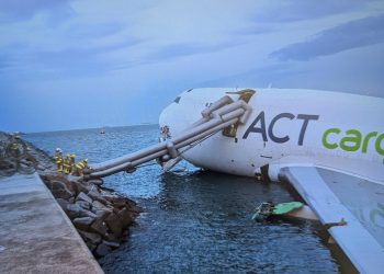 Dos muertos luego de que avión de carga derrapó y cayó al mar en pista de Hong Kong