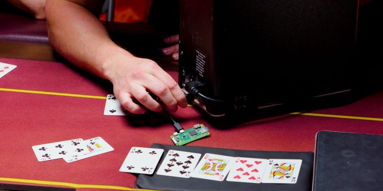 Cómo los barajadores de cartas pirateados supuestamente permitieron una estafa de póquer impulsada por la mafia que sacudió a la NBA