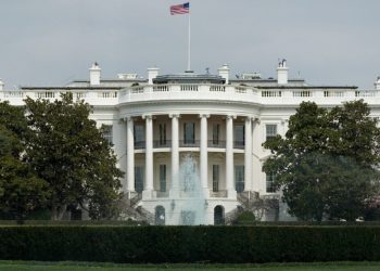 La Casa Blanca invade Bluesky para trollear y, como era de esperar, bloquea masivamente