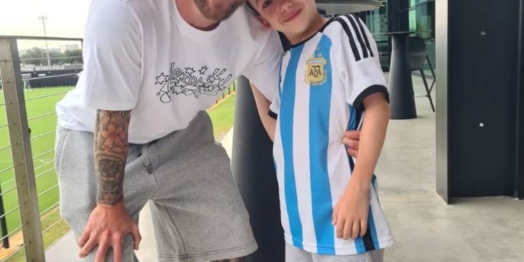 La emotiva historia del nene que se volvió viral después de conocer a Messi :: Olé