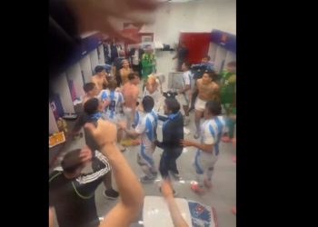 Ya en la final, el festejo de los pibes de Argentina en el vestuario y un palito a Colombia :: Olé