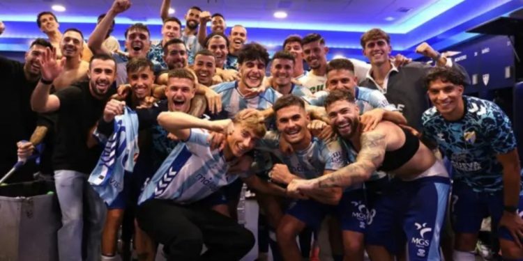 Huijsen celebró la victoria en el vestuario como un malaguista.