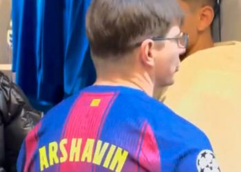 Una leyenda antimadridista se viraliza entrando en una tienda del Madrid con una camiseta del Barcelona