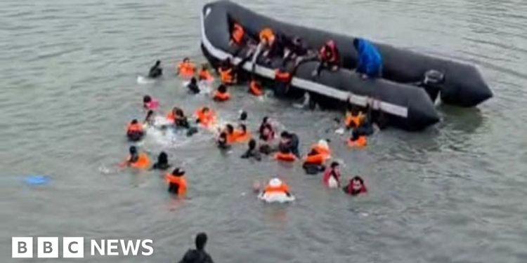 Francia se retira de su promesa de interceptar barcos de inmigrantes, le dicen fuentes a la BBC