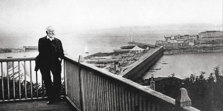Bajo la pluma de Édouard Launet y Salim Bachi, Victor Hugo y la mar