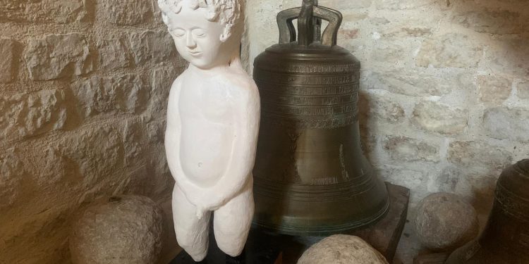 A Montcuq, Dans Le Lot, L'Étrange Vénération d'une Copie du «Manneken-Pis»
