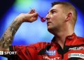 Nathan Aspinall lanza dos finales de nueve dardos pero pierde la final cuando Luke Littler sufre una salida anticipada
