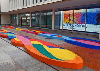 Toneladas de agregados de color forman la ruta de color de la instalación de arte público en Polonia