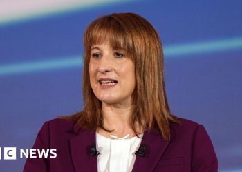 Rachel Reeves considera aumentar los impuestos para abogados y contadores