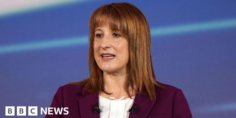 Rachel Reeves considera aumentar los impuestos para abogados y contadores