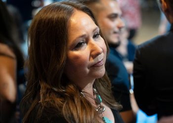 Qué saber sobre Adelita Grijalva y sus estancados juramentando al Congreso