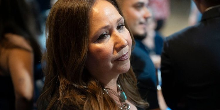 Qué saber sobre Adelita Grijalva y sus estancados juramentando al Congreso