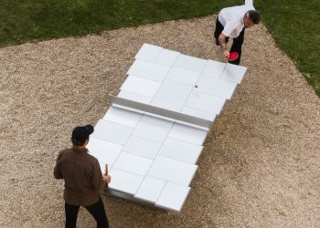 La mesa de ping-pong de aluminio reproduce sonidos meditativos en cada juego.