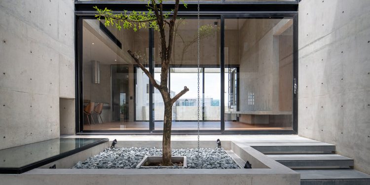 Un patio verde ancla una casa y una oficina híbridas en Bangkok