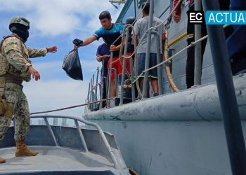 Incendio en barco pesquero ecuatoriano deja 17 tripulantes a la deriva