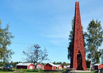 Ulf Mejergren construye una baliza piramidal de madera roja en la isla de Bergö