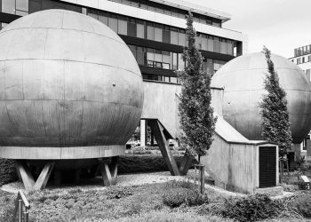 una crónica concreta de la identidad de la ciudad alemana de posguerra